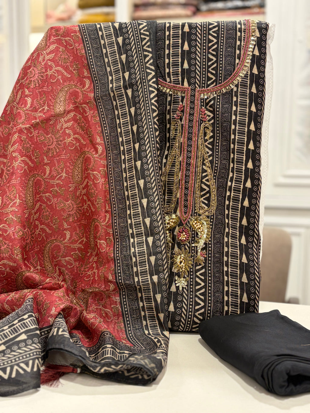 Maheshwari Muse – Handcrafted Contrast Elegance