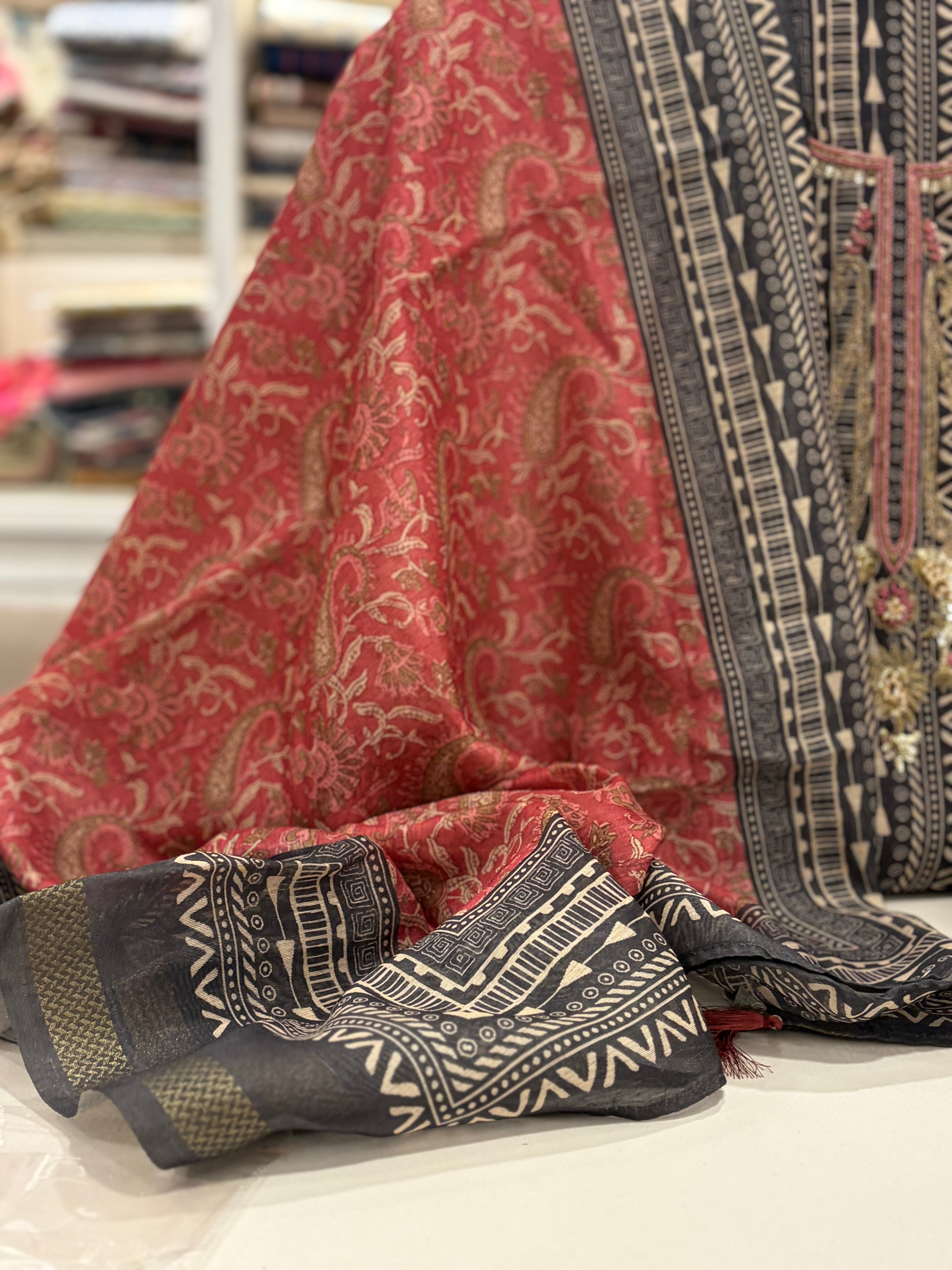 Maheshwari Muse – Handcrafted Contrast Elegance