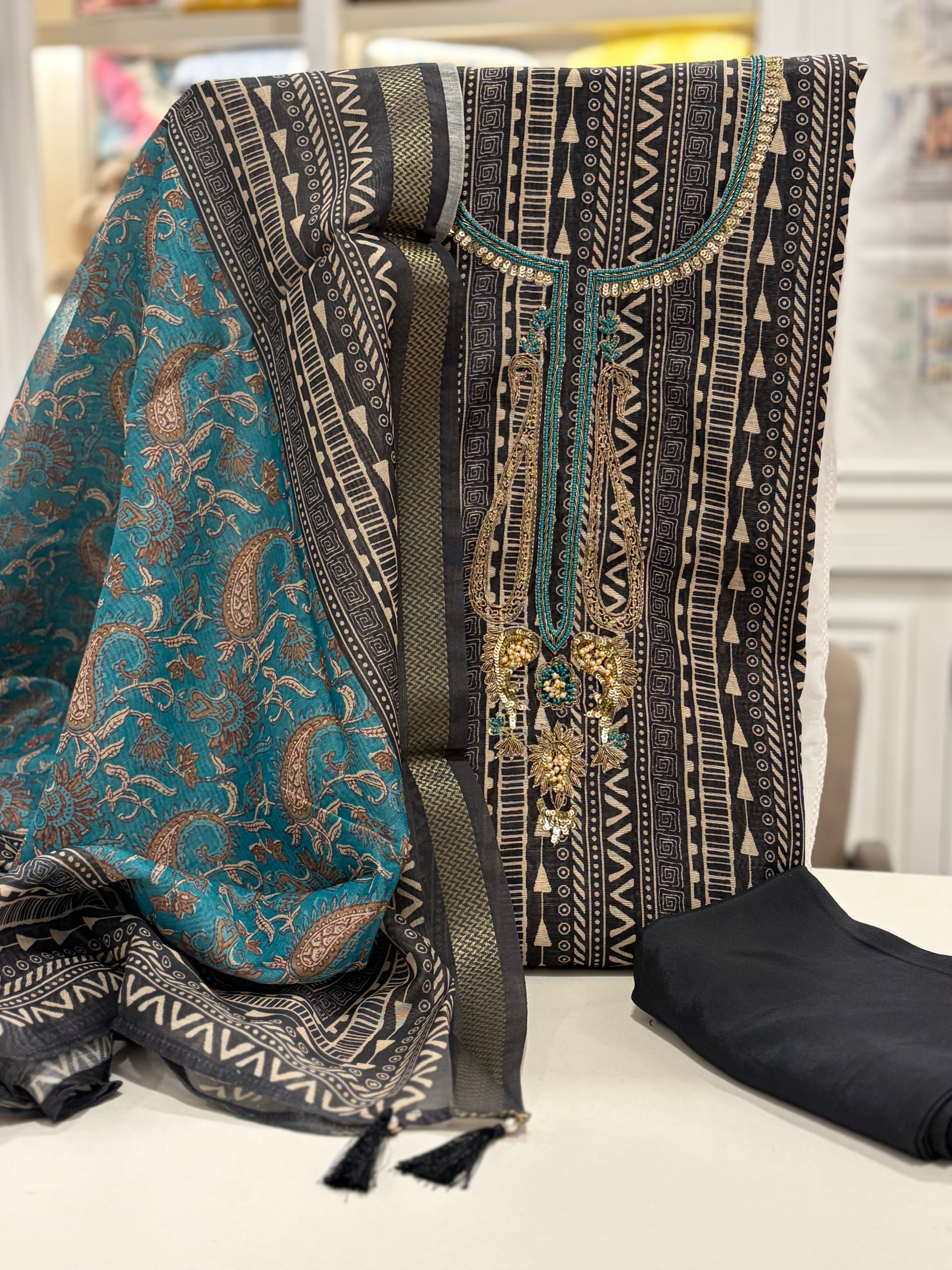 Maheshwari Muse – Handcrafted Contrast Elegance