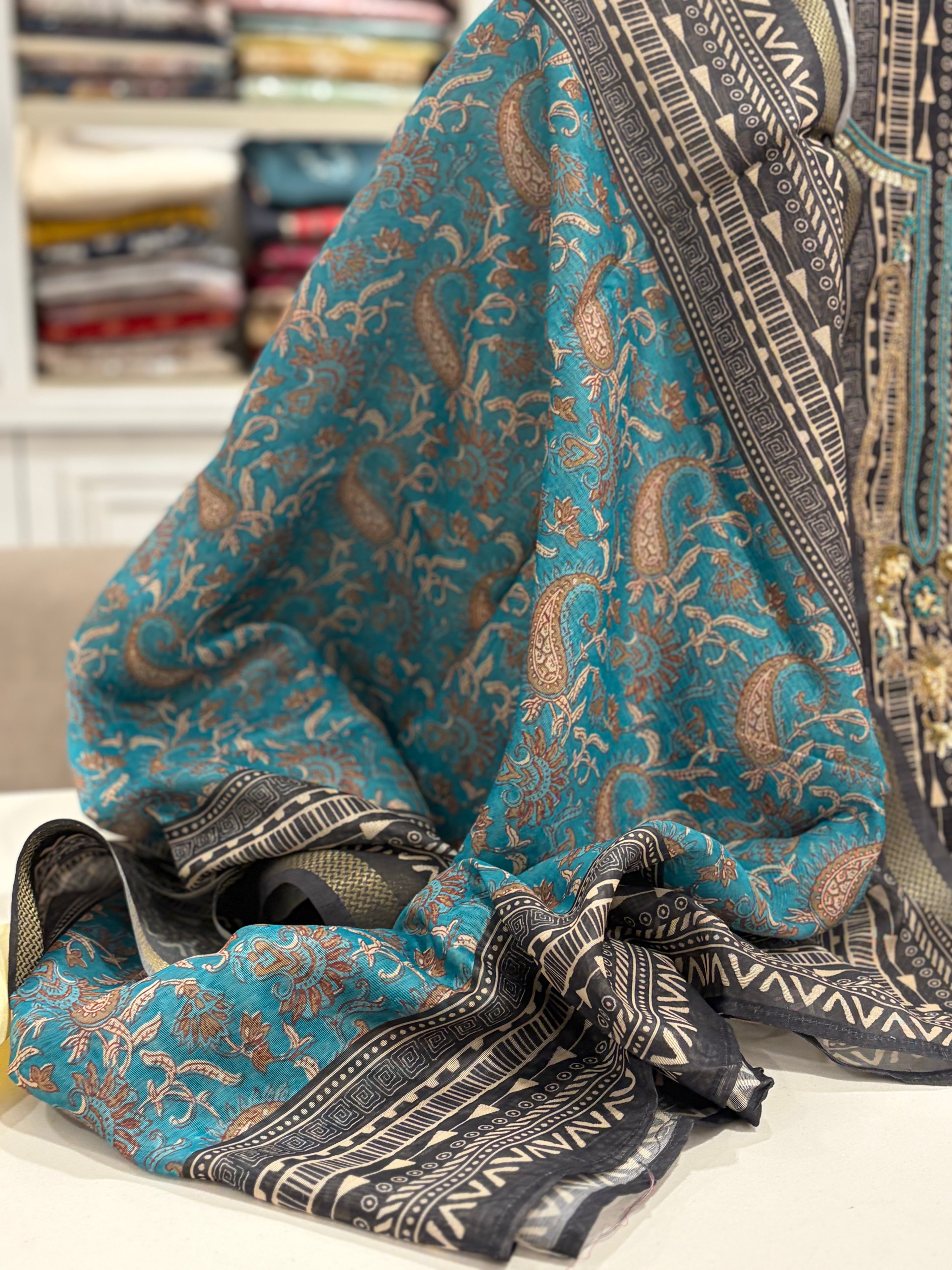 Maheshwari Muse – Handcrafted Contrast Elegance
