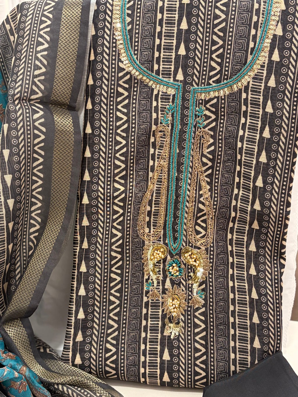 Maheshwari Muse – Handcrafted Contrast Elegance