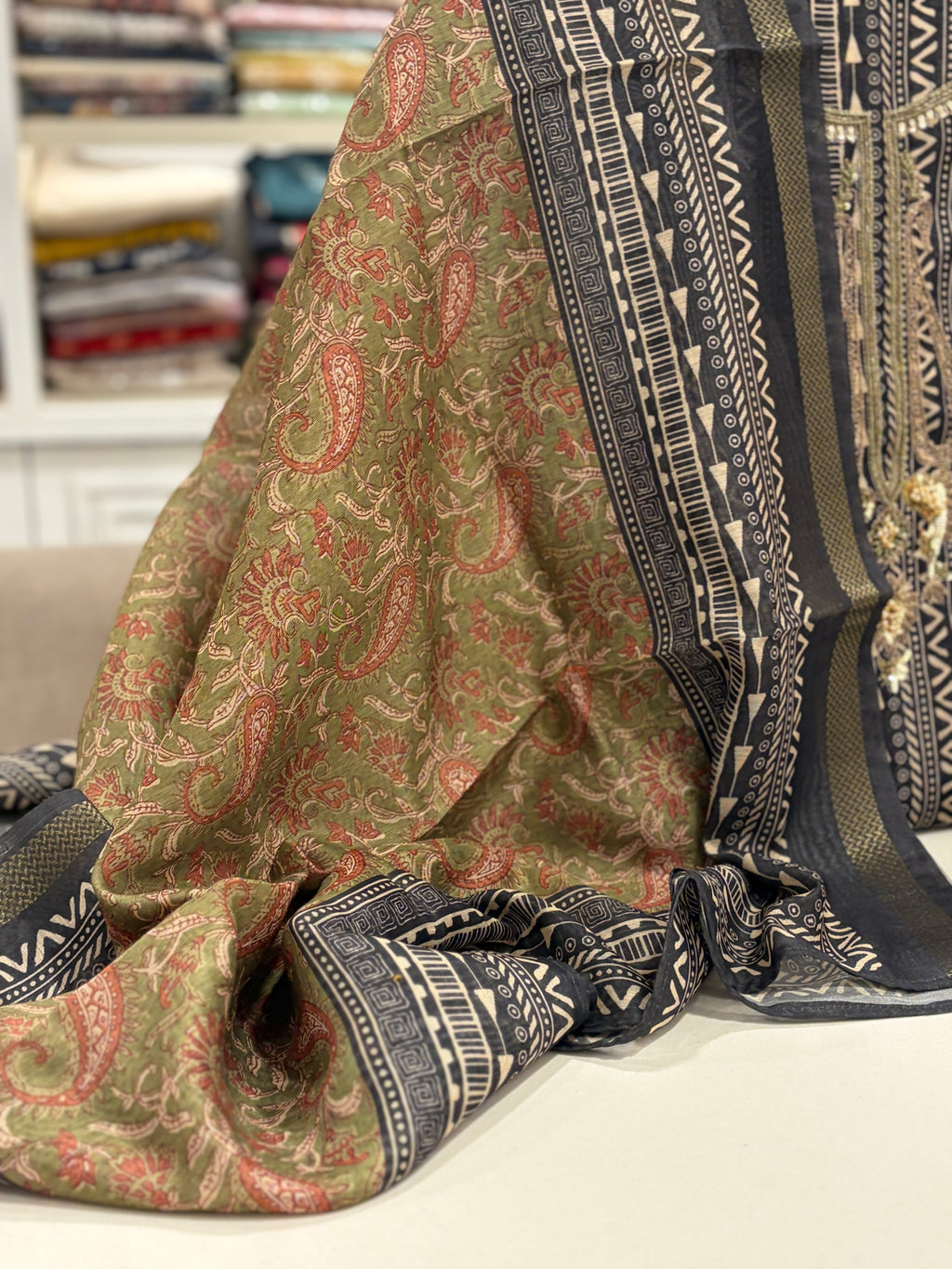 Maheshwari Muse – Handcrafted Contrast Elegance