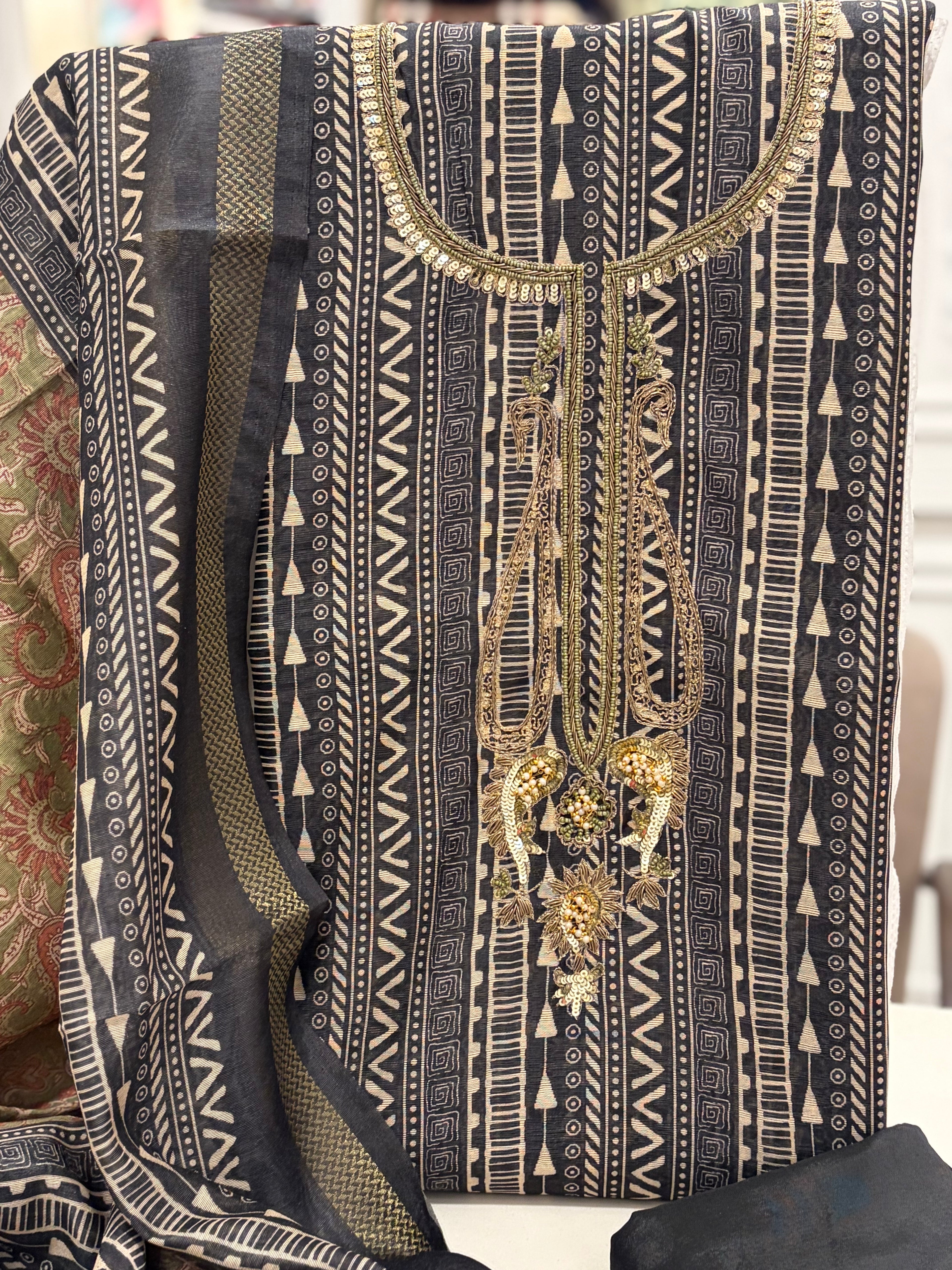 Maheshwari Muse – Handcrafted Contrast Elegance