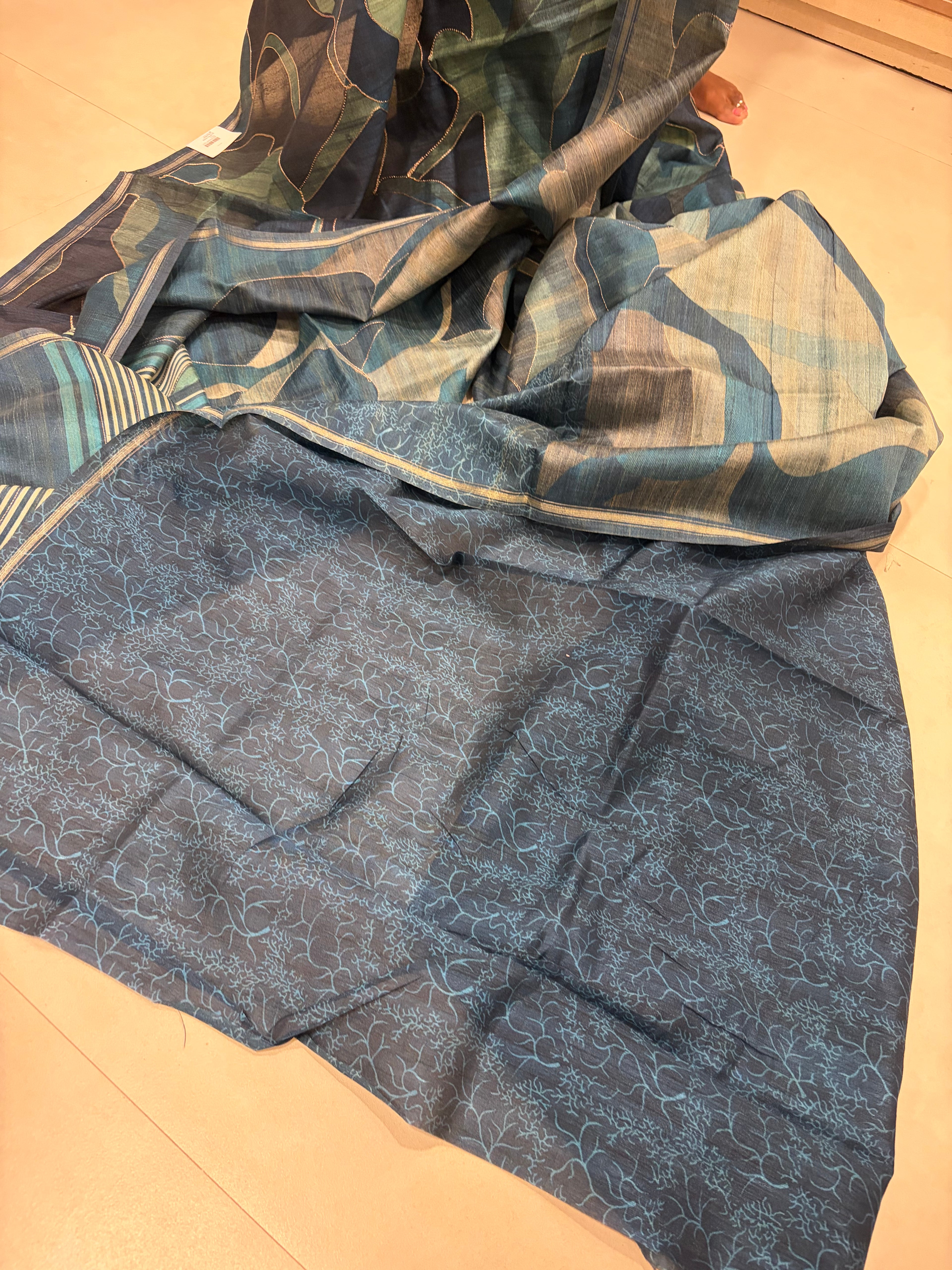 Maheshwari Tussar Abstract – Effortless Sophistication